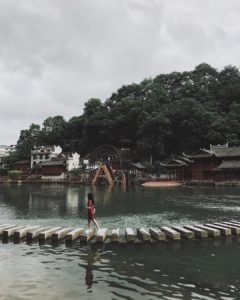 Tản bộ trên cầu gỗ Cổ Trấn