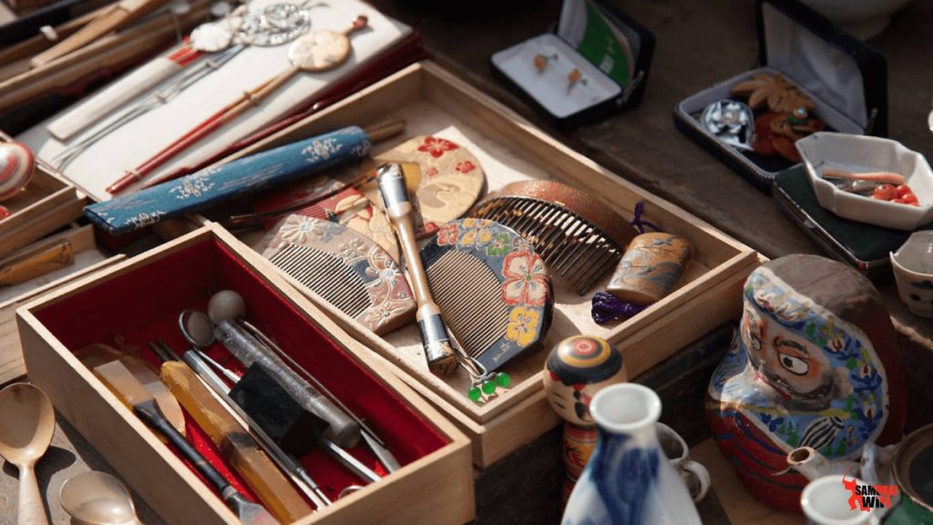 Flea market “Cũ người mới ta”