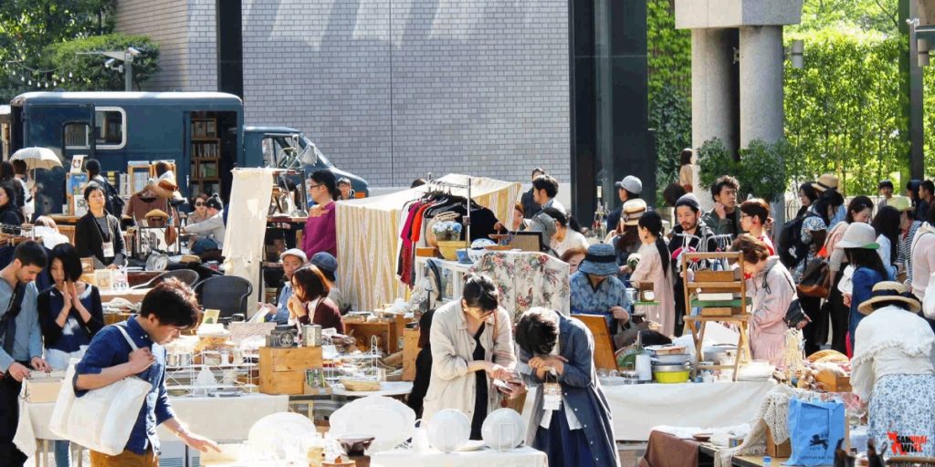 Quần áo, giàu dép, đồ gia dụng tại flea market Nhật Bản